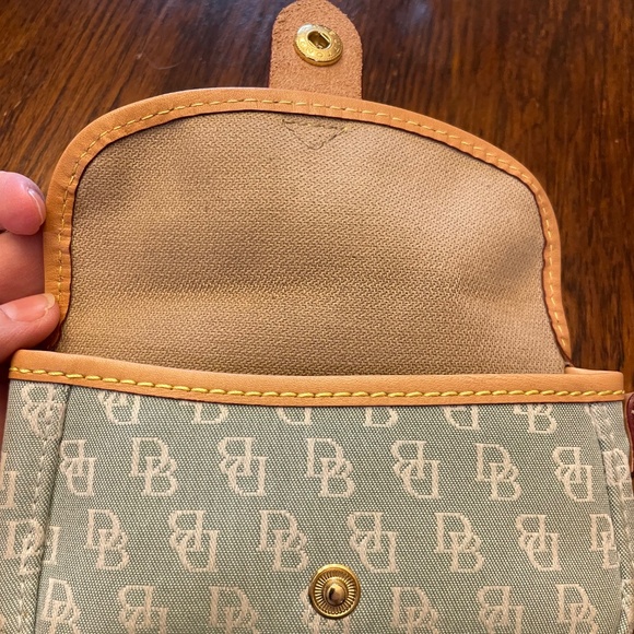 Dooney & Bourke signature wristlet soft green - Picture 6 of 10